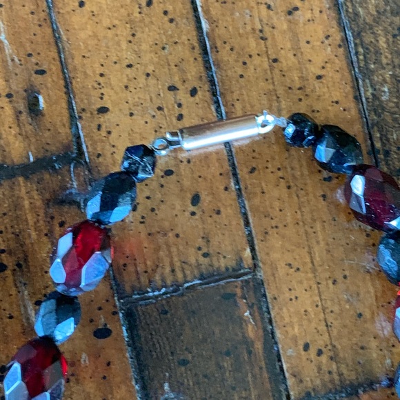 Vintage Faceted Cherry and Black Graduated Bakelite Necklace TESTED 28.35 grams - Picture 7 of 8